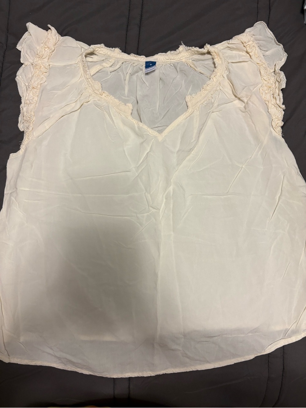 Old navy women’s Cream Ruffled Cap Sleeve V-Neck Blouse medium